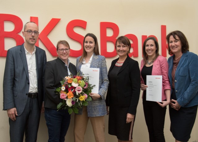 Mitarbeiterinnen der BKS Bank präsentierten sich der Führungsspitze