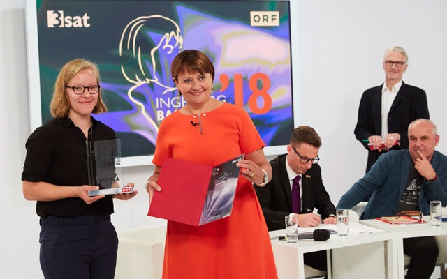 Herta Stockbauer übergab den BKS Bank-Publikumspreis an Raphaela Edelbauer.