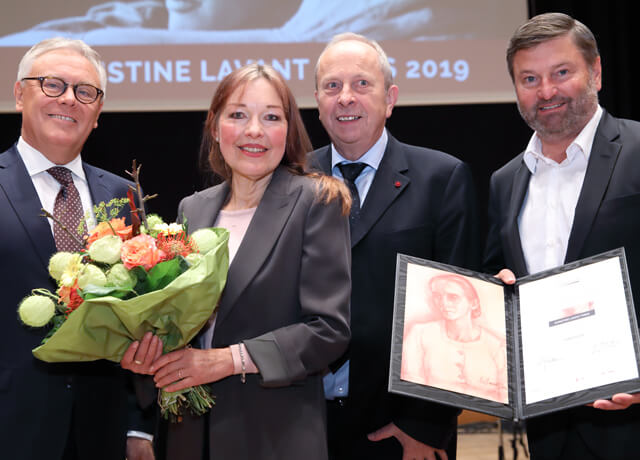 Große Freude bei der Vergabe des Christine Lavant Preises. V.l.n.r.: Hans Gasser, Präsident der Internationalen Christine Lavant Gesellschaft; Preisträgerin Angela Krauß, Laudator Karl Wagner, Diethmar Wölle, Leiter der BKS Bank-Direktion Wien und Kärnten. Foto: ©Ludwig Schedl