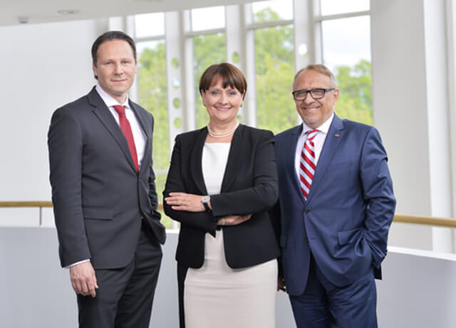 BKS Bank-Vorstandsvorsitzende Herta Stockbauer, Vorstandsmitglied Alexander Novak (rechts) und Boštjan Dežman, Leiter der BKS Bank-Direktion Slowenien, freuen sich über Marktanteilsgewinn