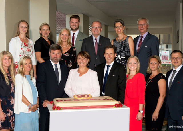 BKS Bank-Vorstandsvorsitzende Herta Stockbauer feierte gemeinsam mit Filialleiter Karlheinz Schwaiger und Direktionsleiter Diethmar Wölle und den Mitarbeitern das 90jährige Jubiläum in Wolfsberg. 