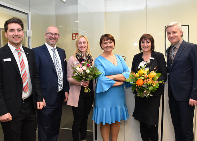 Der Umzug in die neue BKS Bank-Filiale wurde gefeiert. V.l.n.r.:  Kundenberater Andreas Holzfeind, Filialleiter Stefan Wiesflecker, Kundenberaterin Vanessa Kölbler, Vorstandsvorsitzende Herta Stockbauer, Kundenberaterin Evelyn Mosser, Leiter der Direktion Kärnten Bernd Berger.