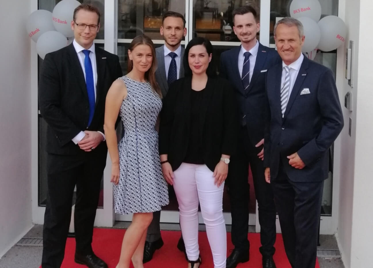 Feierten mit zahlreichen Kunden und Partner das 10jährige Jubiläum. V.l.n.r.: Martin Gratzer, Leiter der BKS Bank-Direktion Wien-Niederösterreich-Burgenland, Kundenberaterin Sandra Guo,  Kundenberater Daniel Mihaly, Kundenberater Katrin Urban, Filialleiter Nesad Residovic, Anton Seebacher, Leiter der BKS Bank-Direktion Wien-Niederösterreich-Burgenland.