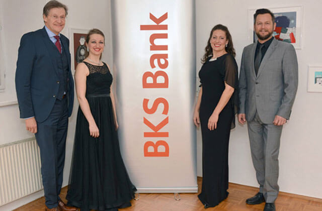 V.l.n.r.: BKS Bank-Vorstandsmitglied Dieter Krassnitzer, Pianistinnen Ardita Statovci und Ariane Haering, BKS Bank-Filialleiter in Feldkirchen Matthias Kröll. 
