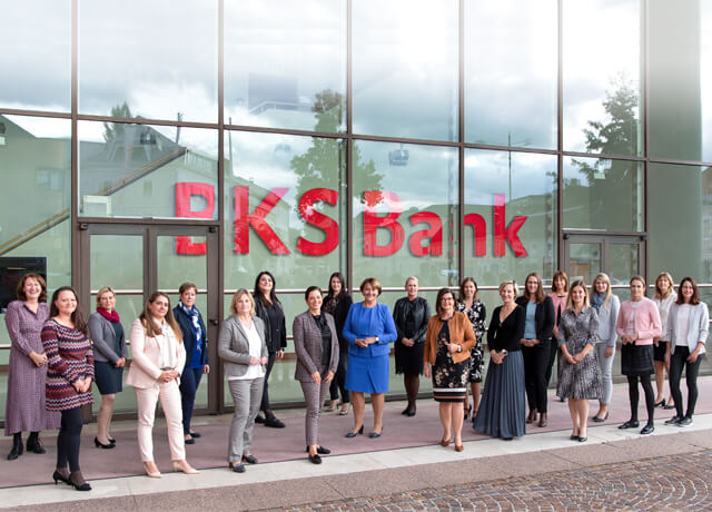 Herta Stockbauer, Vorstandsvorsitzende der BKS Bank, setzt gemeinsam mit den Absolventinnen der Frauenkarriereprogramme auf starke Netzwerke.