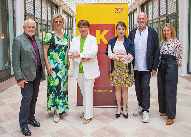 Frau Dr. Stockbauer steht mit fünf Personen vor einem ORF-Plakat.