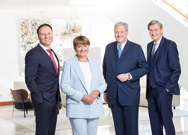 Alexander Novak, Herta Stockbauer, Nikolaus Juhász und Dieter Kraßnitzer (von links) führen die BKS Bank in das Jubiläumsjahr (Foto: Gernot Gleiss)