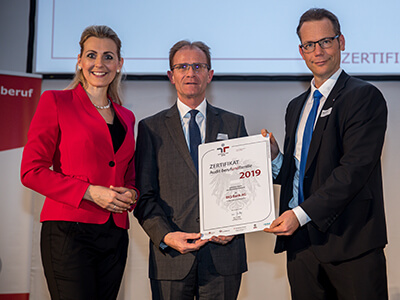 Ministerin Aschbacher übergibt das Zertfikat an Werner Laure und Martin Gratzer