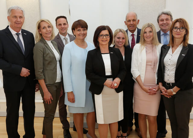 Vorstandsvorsitzende Herta Stockbauer (vierte von links) feierte mit dem Team der Filiale Klagenfurt-Ost das 50jährige Jubiläum. 