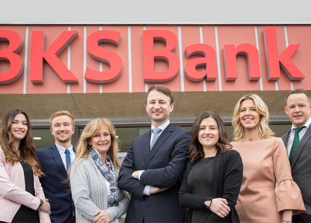 „Wir freuen uns über Ihren Besuch in der neuen Filiale“, so Andreas Berghold, Filialleiter der BKS Bank mit seinem Team. 