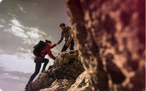 Bergsteiger helfen sich gegenseitig