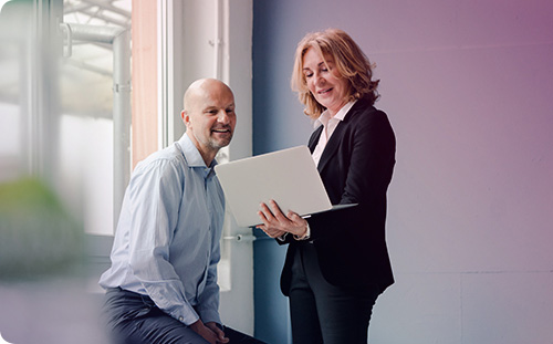 Mann und Frau arbeiten gemeinsam am Laptop