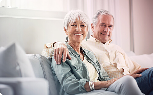 Senioren-Ehepaar auf Couch
