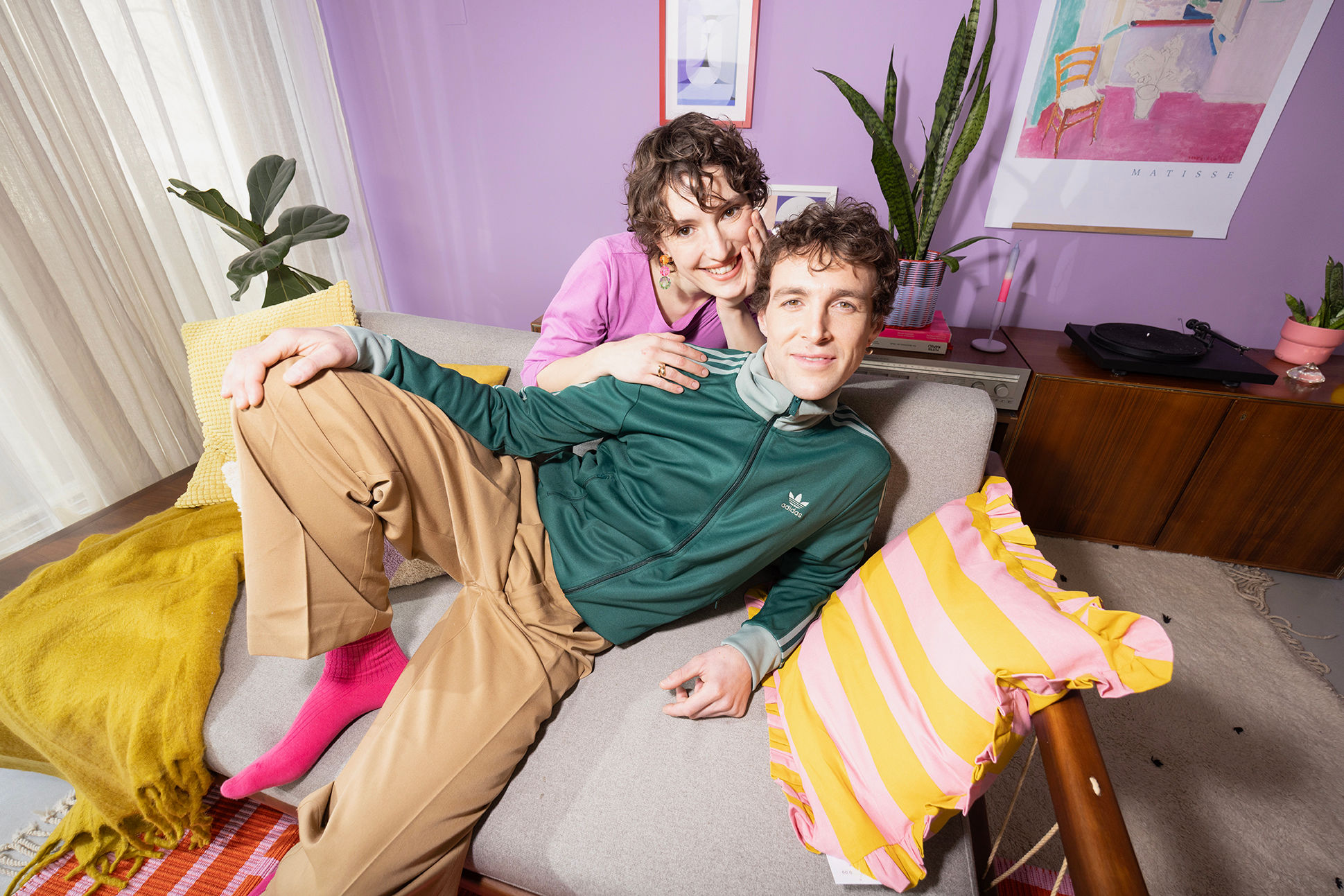 Paar liegt gemeinsam auf Sofa – Wohnkredit bei der BKS Bank