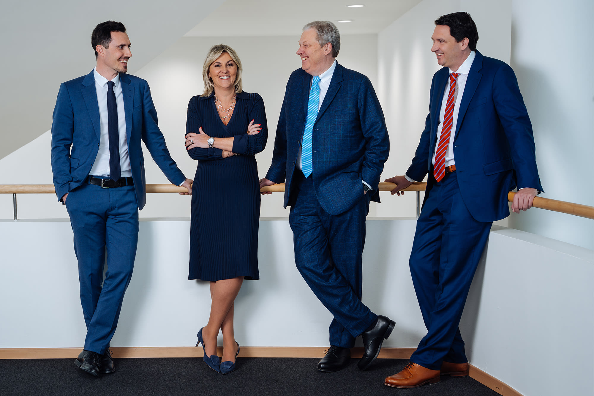 Vorstandsteam der BKS Bank präsentiert mit strahlenden Gesichtern die erfolgreichen Jahreszahlen 2024.