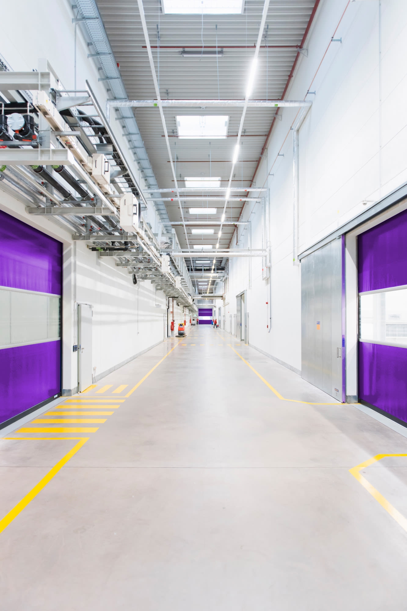 Moderner Industrieflur mit violetten Türen – zukunftsorientierte Infrastruktur bei BKS.