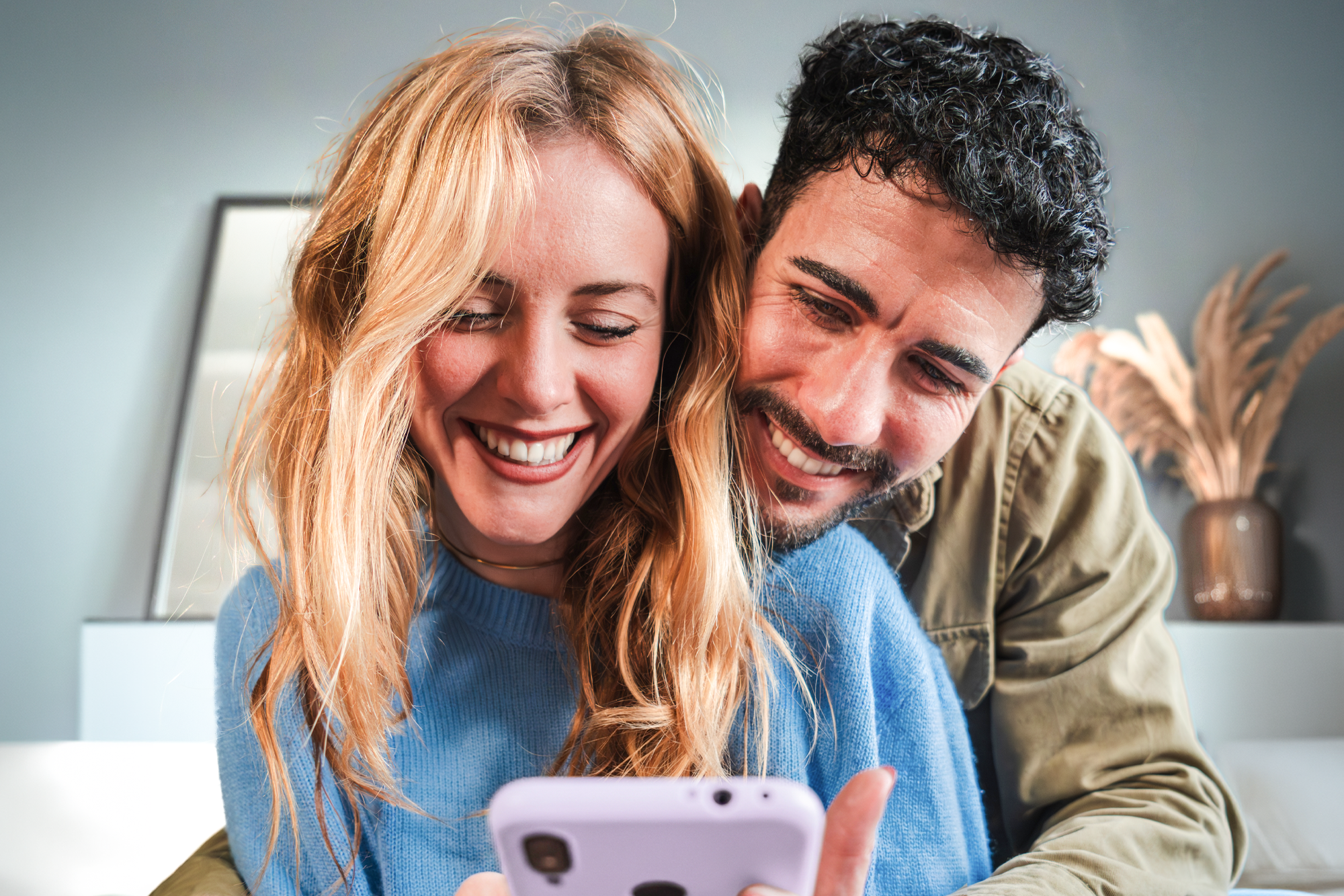Junges Paar mit Smartphone in der Hand - BKS Bank Junges Paar mit Smartphone in der Hand - BKS Bank