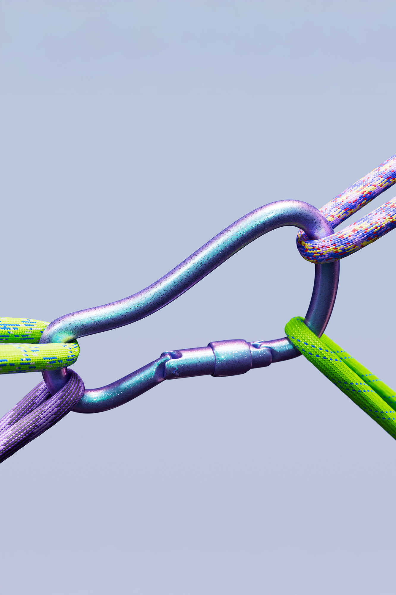 Kletterkarabiner verbindet bunte Seile – Finanzierung mit Sicherheit durch den Haftungskreditrahmen der BKS Bank.