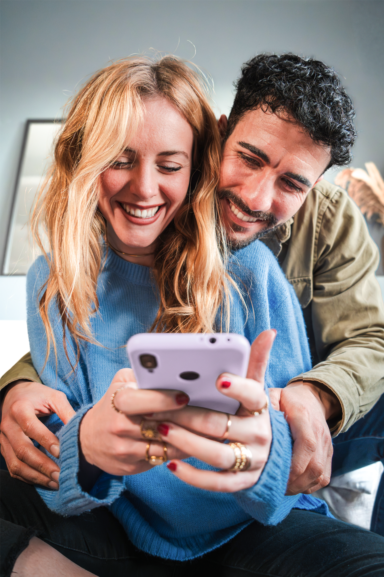 Junges Paar mit Smartphone in der Hand - BKS Bank Junges Paar mit Smartphone in der Hand - BKS Bank
