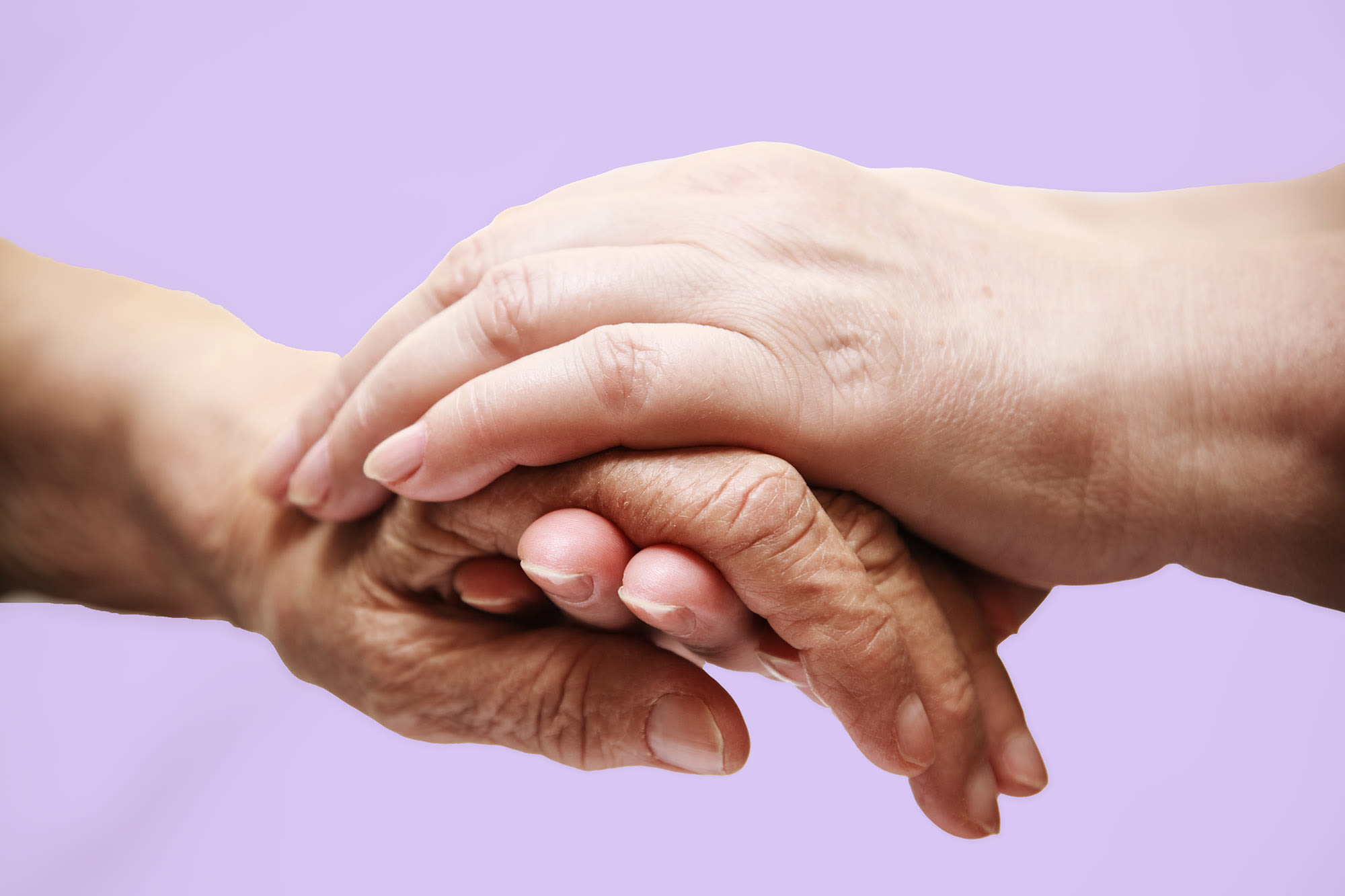 Junge Hand hält alte Hand - Abfertigungsvorsorge der BKS Bank Junge Hand hält alte Hand - Abfertigungsvorsorge der BKS Bank