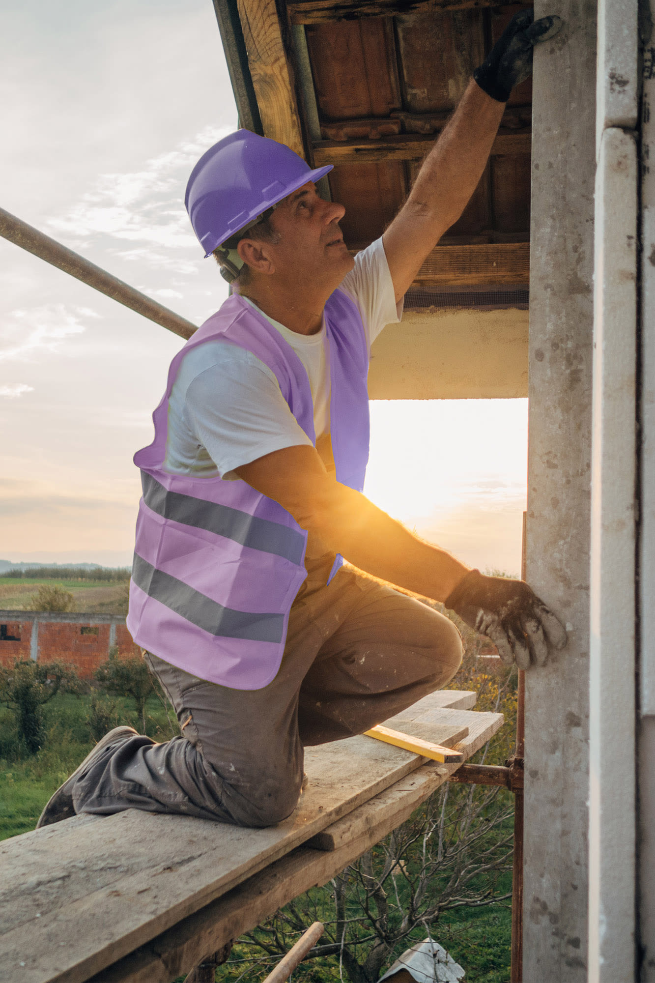 Arbeiter mit lila Helm und Warnweste - Betriebshaftpflicht der BKS Bank Arbeiter mit lila Helm und Warnweste - Betriebshaftpflicht der BKS Bank