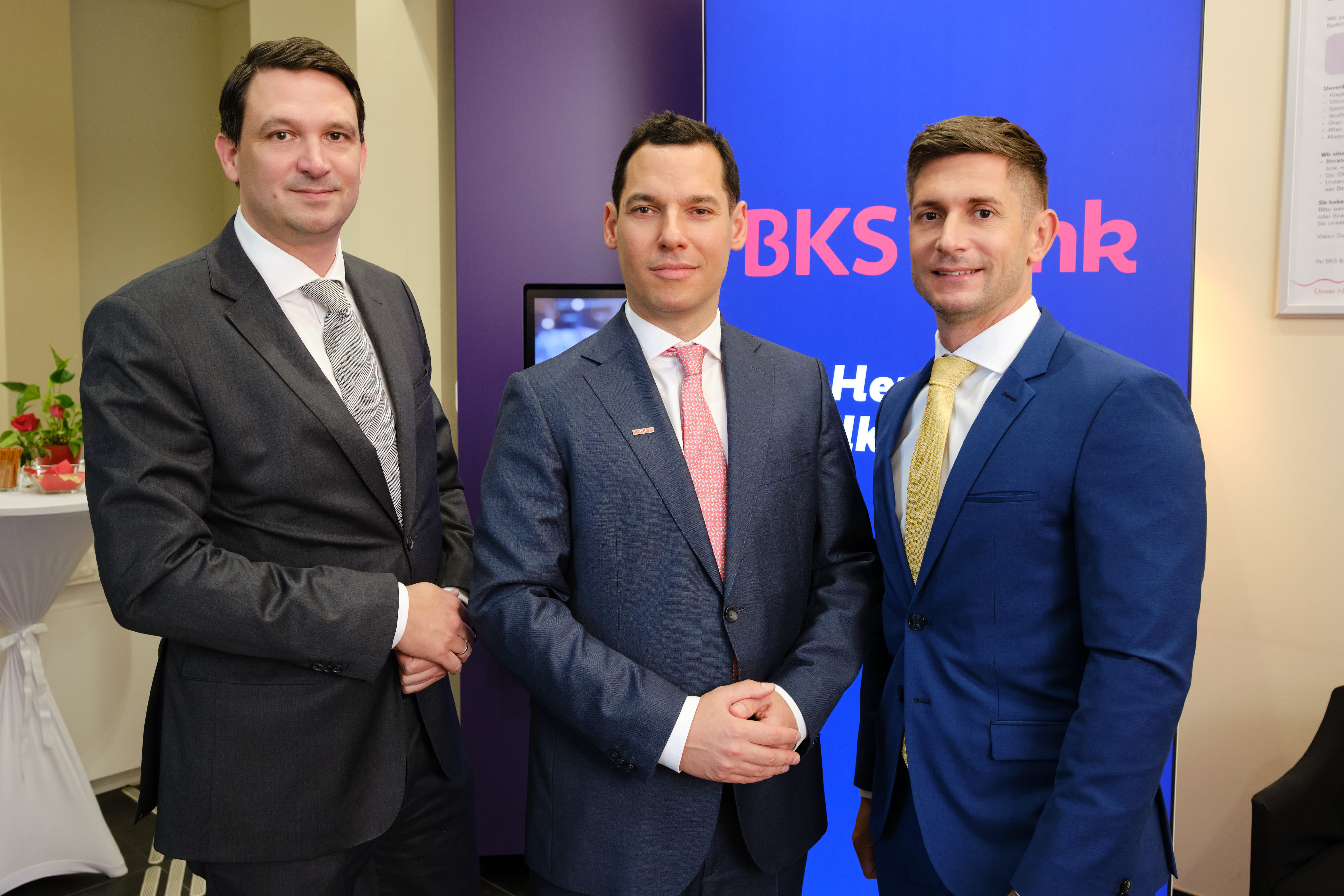 Dietmar Böckmann Vorstand der BKS Bank mit Peter Angerer Direktionsleiter Wien-NÖ-Burgenland und Jakob Rott, Filialleiter Ungargasse