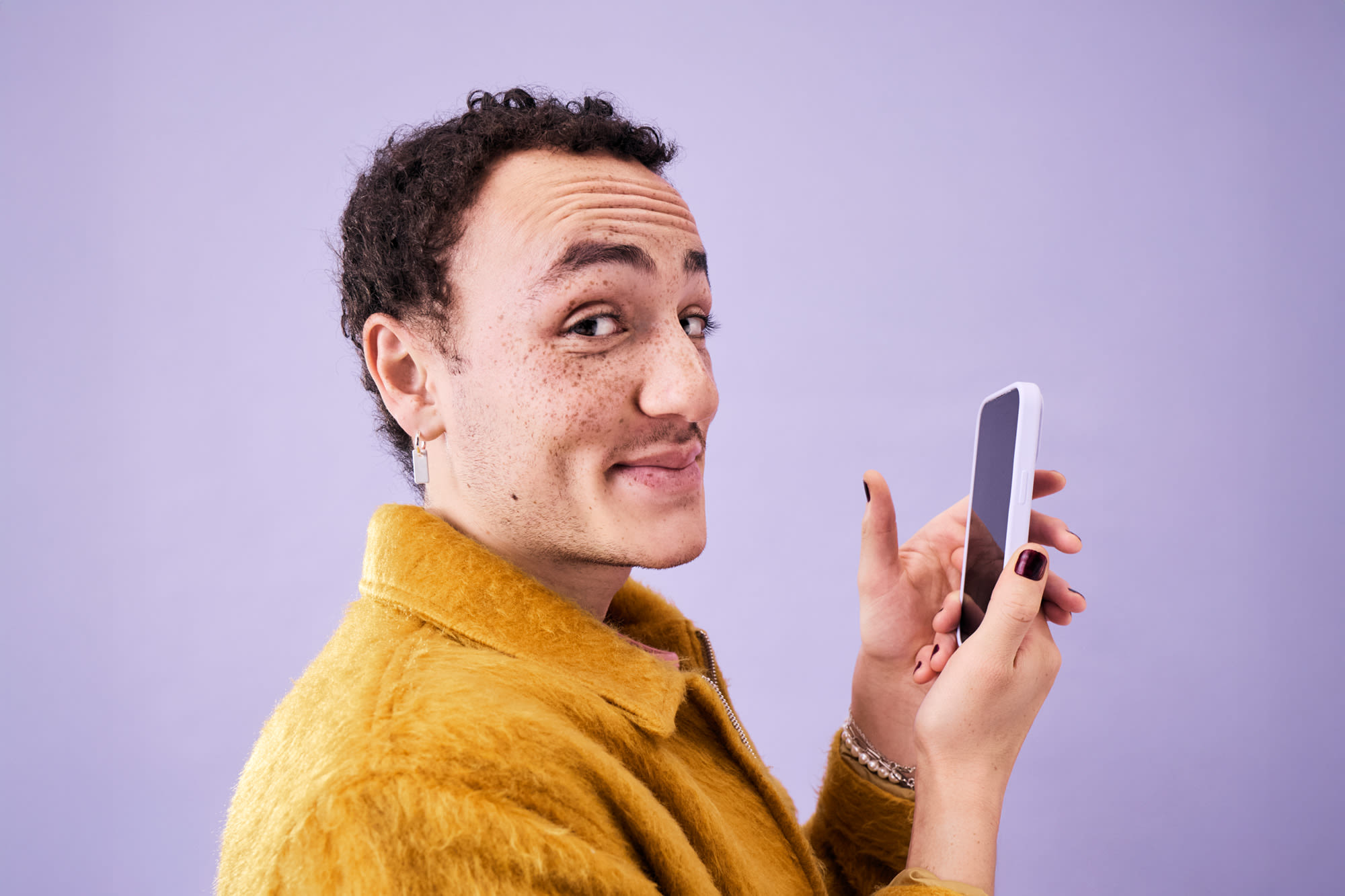 Mann sucht die Informationen auf seinem Handy – Was ist die Empfängerüberprüfung?