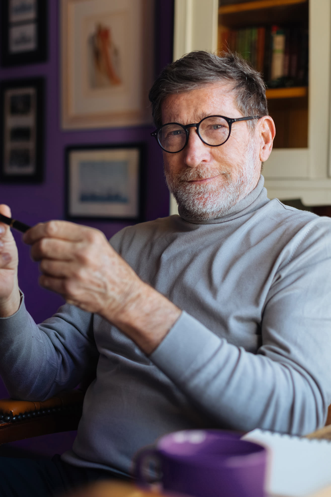 Mann blickt freundlich in die Kamera – smarte Wertpapiergeschäfte mit dem BKS Brokerage.