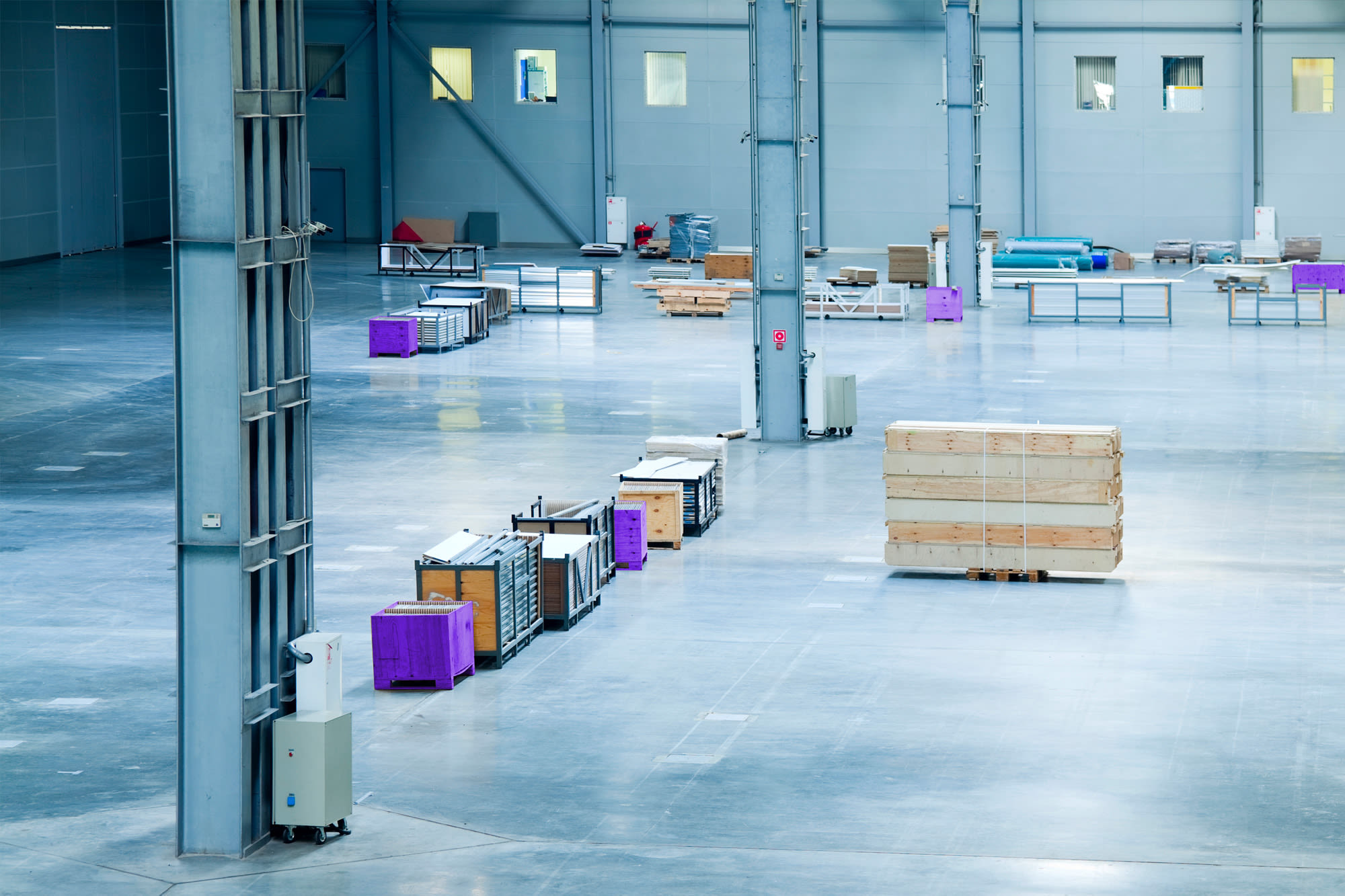 Frau mit Tablet im modernen Lager – Investitionsfinanzierung für Unternehmen mit der BKS Bank.