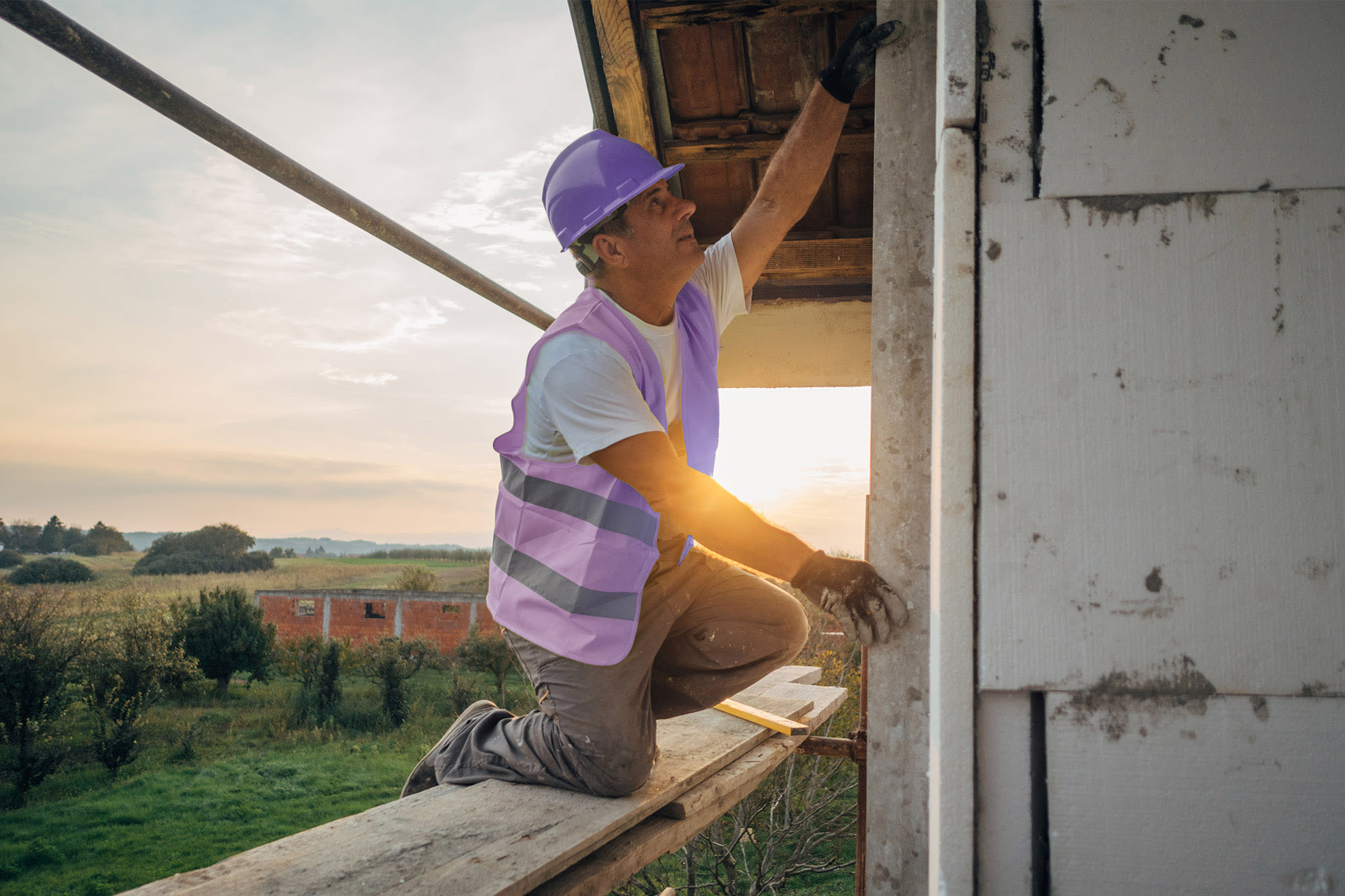 Arbeiter mit lila Helm und Warnweste - Betriebshaftpflicht der BKS Bank Arbeiter mit lila Helm und Warnweste - Betriebshaftpflicht der BKS Bank
