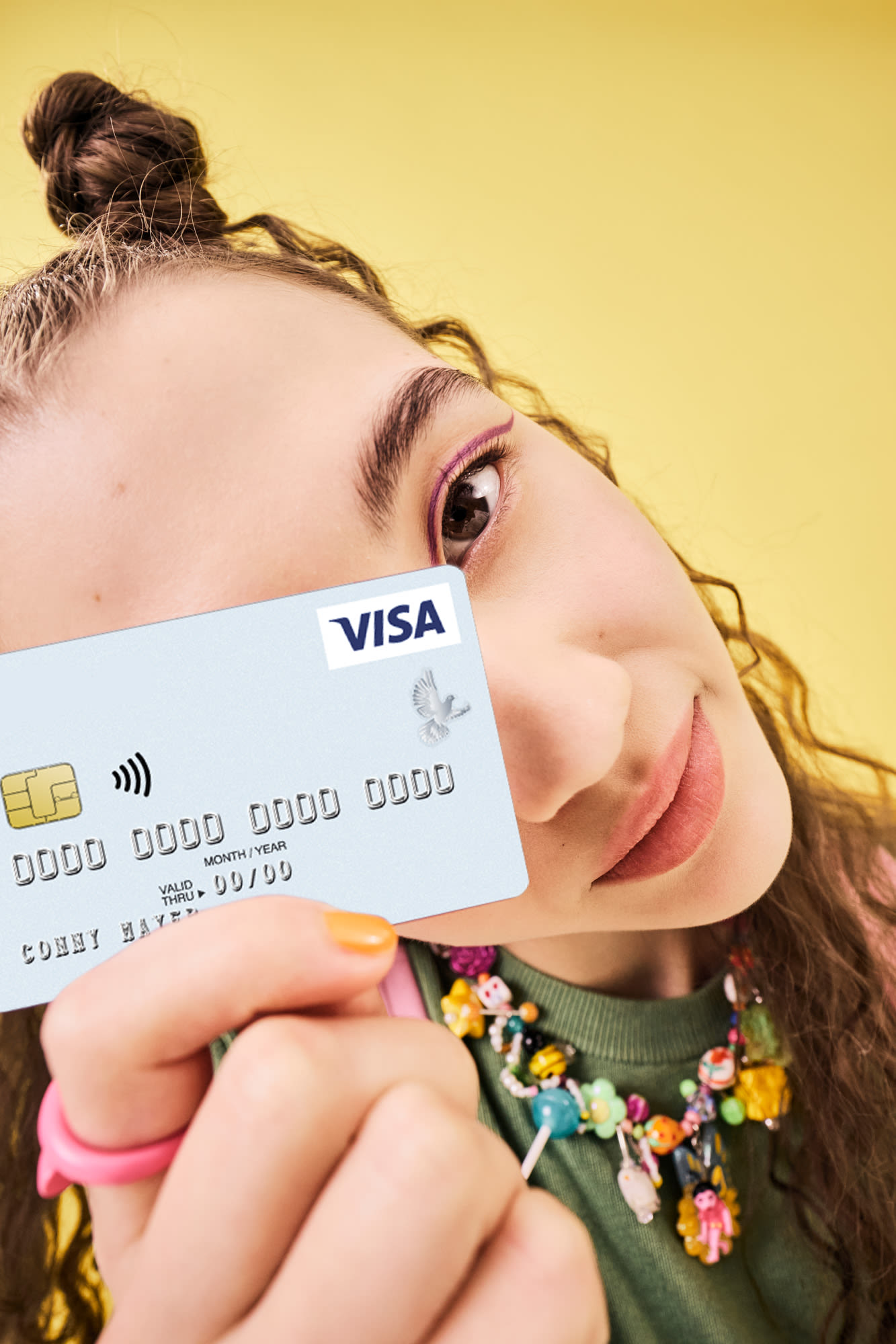 Junge Frau mit Kreditkarte – Visa Classic der BKS Bank Junge Frau mit Kreditkarte – Visa Classic der BKS Bank