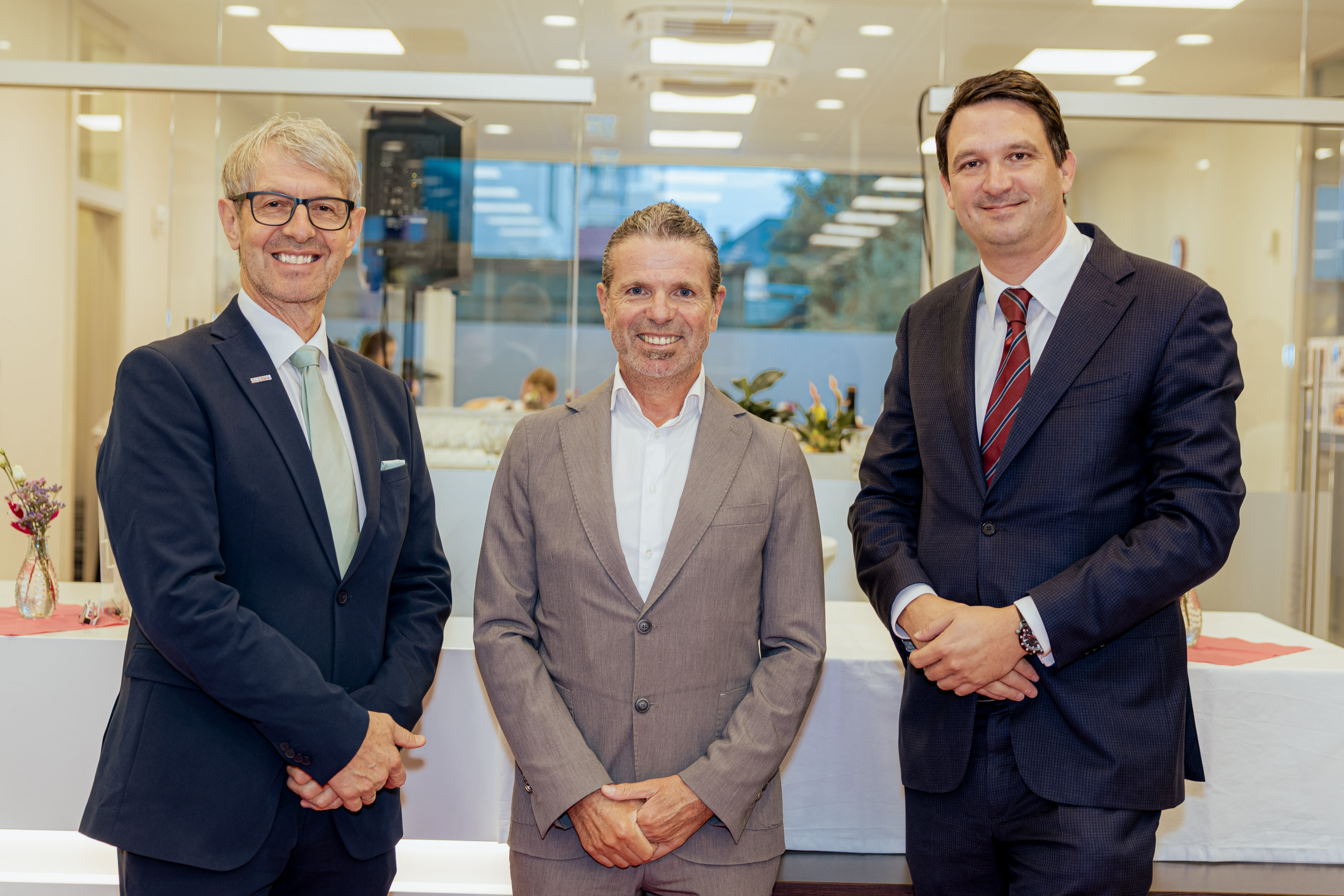 50-jährige Jubiläumsfeier der BKS Bank Filiale in Villach-Völkendorf - Hubert Ulbing, Leiter der Privatkundenfilialen, Filialleiter Norbert Zach und Vorstandsmitglied Dietmar Böckmann