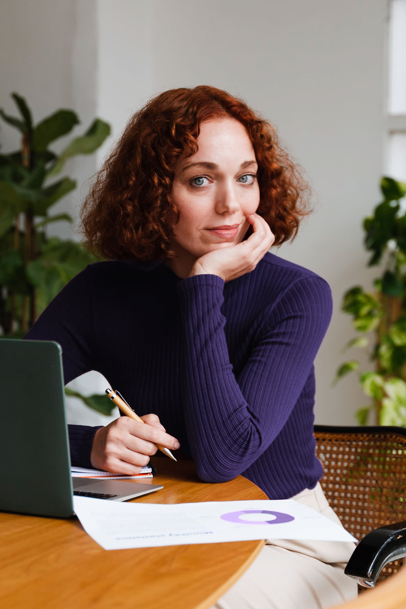 Beratungsszene im Büro – maßgeschneiderte Vermögensverwaltung bei der BKS Bank. Beratungsszene im Büro – maßgeschneiderte Vermögensverwaltung bei der BKS Bank.