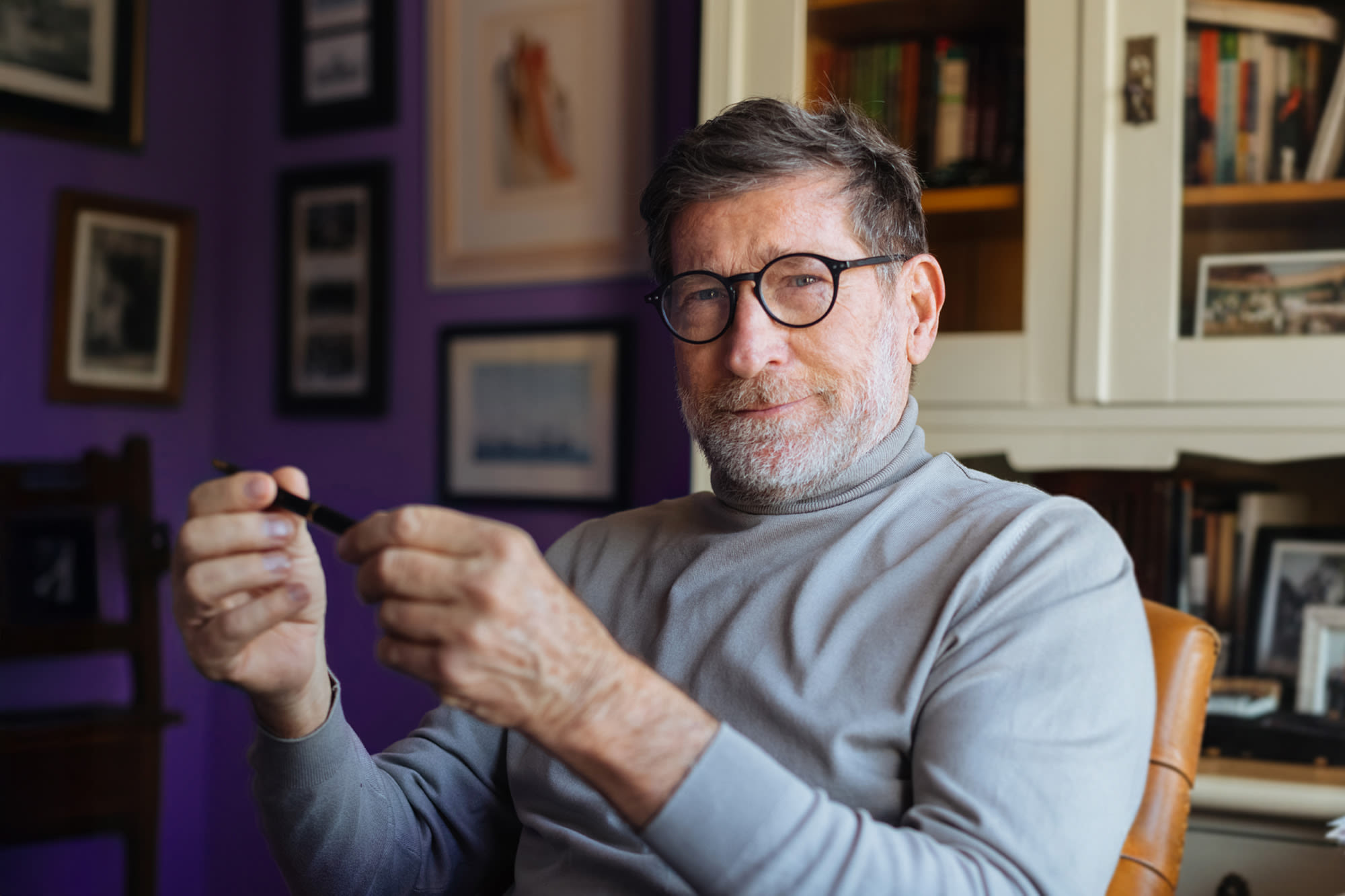 Mann blickt freundlich in die Kamera – smarte Wertpapiergeschäfte mit dem BKS Brokerage. Mann blickt freundlich in die Kamera – smarte Wertpapiergeschäfte mit dem BKS Brokerage.