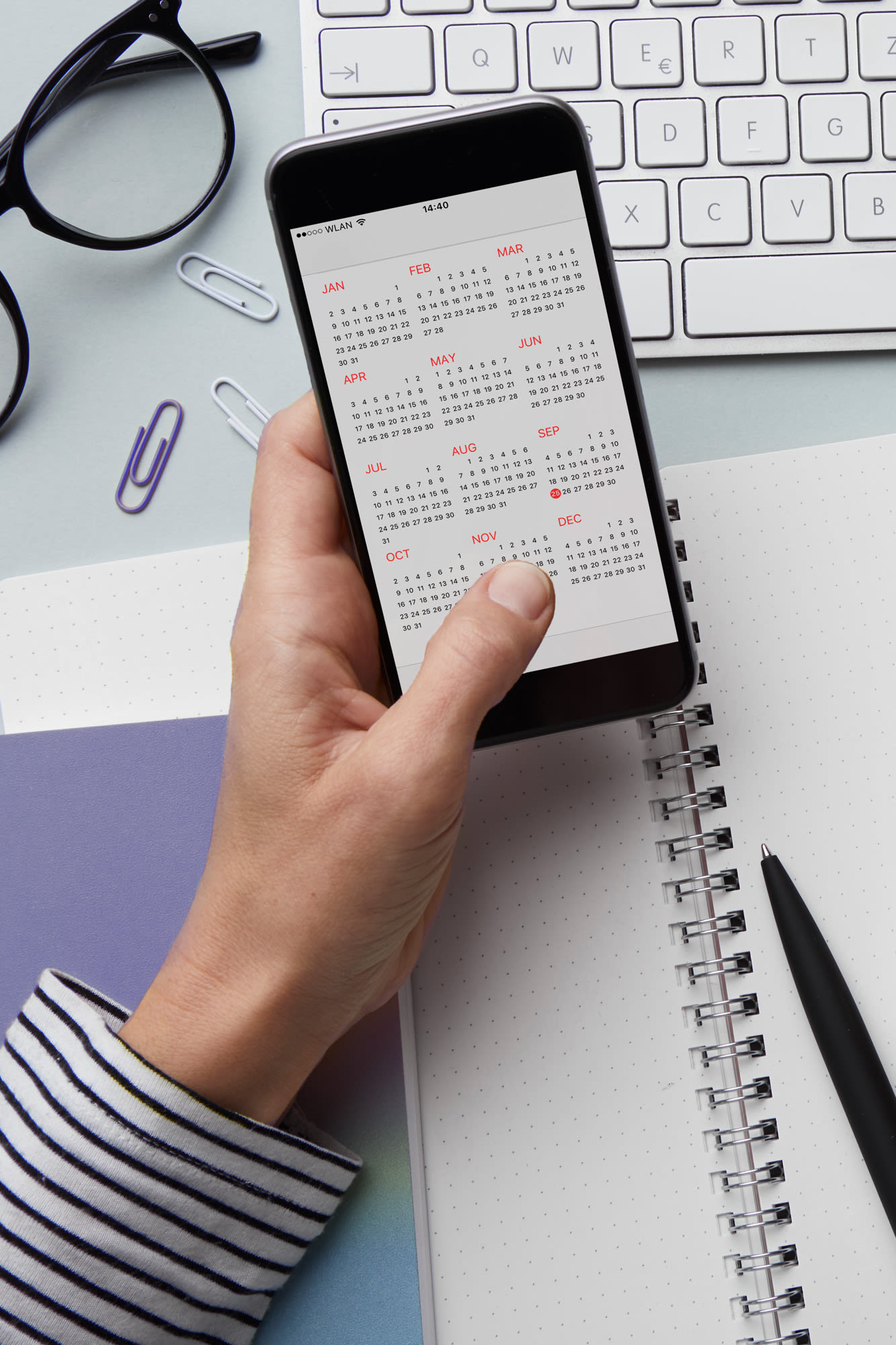 Smartphone und Tablet mit Kalender offen – Termingeld bei der BKS Bank