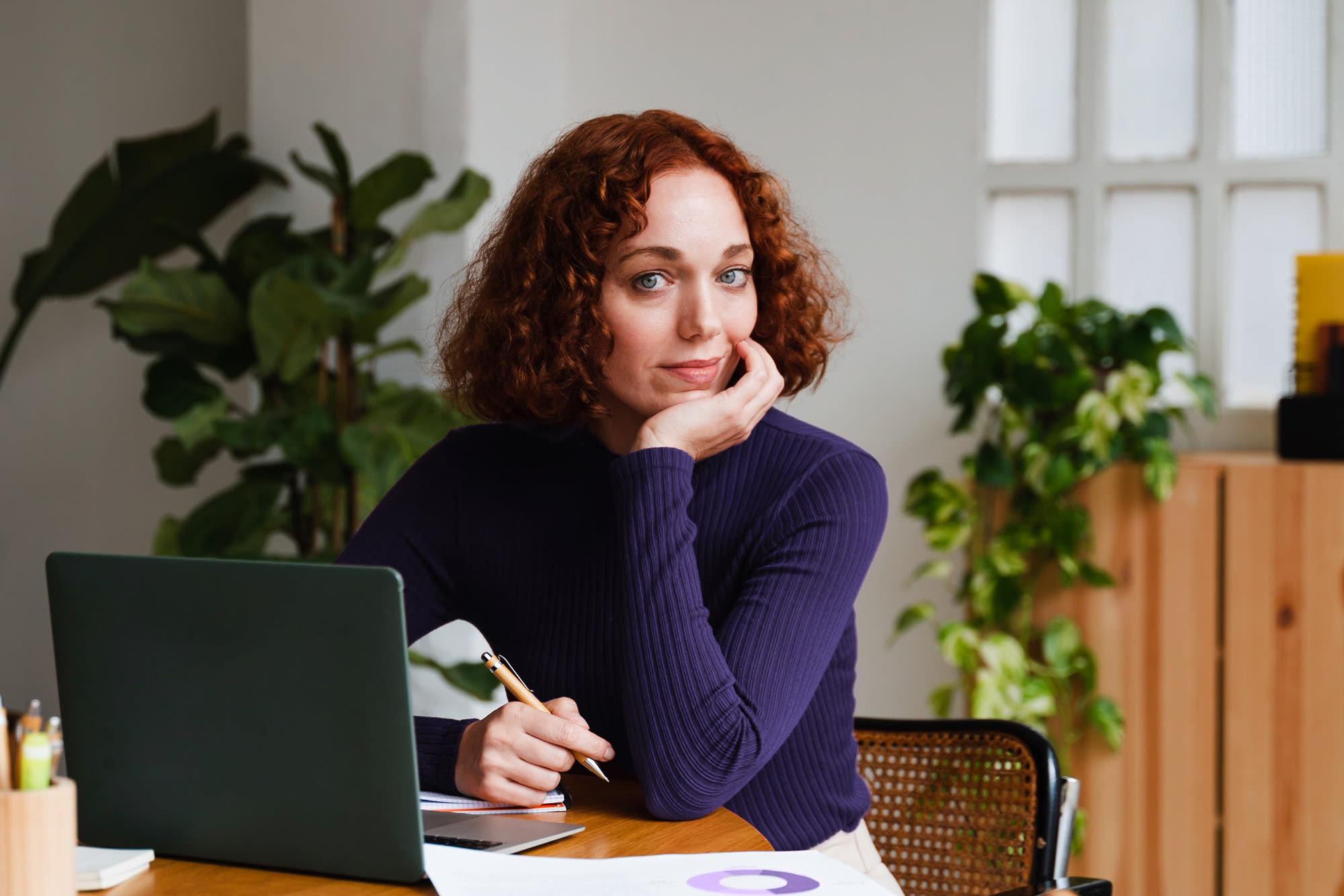 Beratungsszene im Büro – maßgeschneiderte Vermögensverwaltung bei der BKS Bank. Beratungsszene im Büro – maßgeschneiderte Vermögensverwaltung bei der BKS Bank.