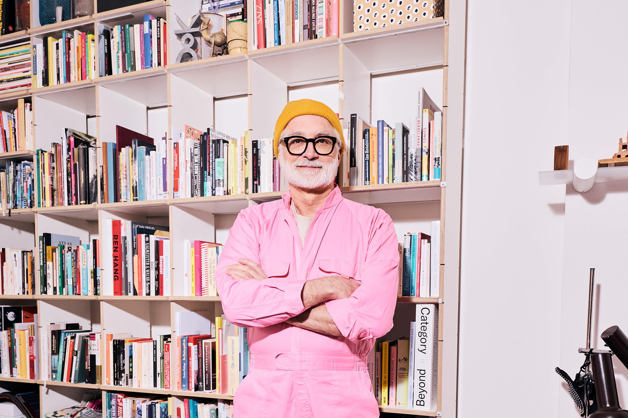 Lächelnder Mann mit rosa Jumpsuit und verschränkten Armen - Silberkredite bei der BKS Bank Lächelnder Mann mit rosa Jumpsuit und verschränkten Armen - Silberkredite bei der BKS Bank