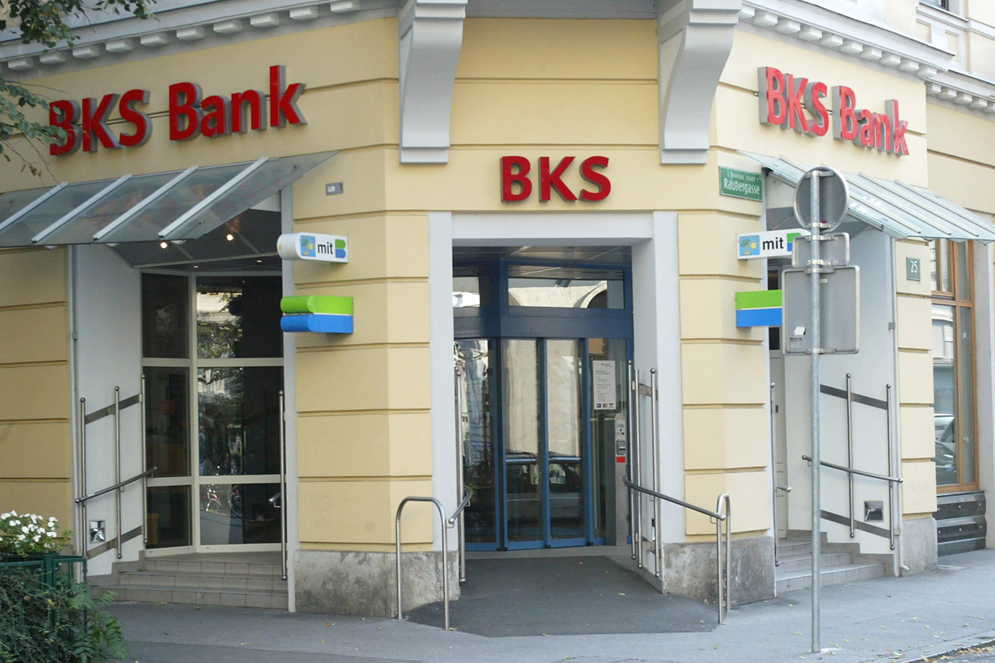BKS Bank Filiale in Graz Kaiserfeldgasse – persönliche Beratung, regionale Nähe und individuelle Finanzlösungen. BKS Bank Filiale in Graz Kaiserfeldgasse – persönliche Beratung, regionale Nähe und individuelle Finanzlösungen.