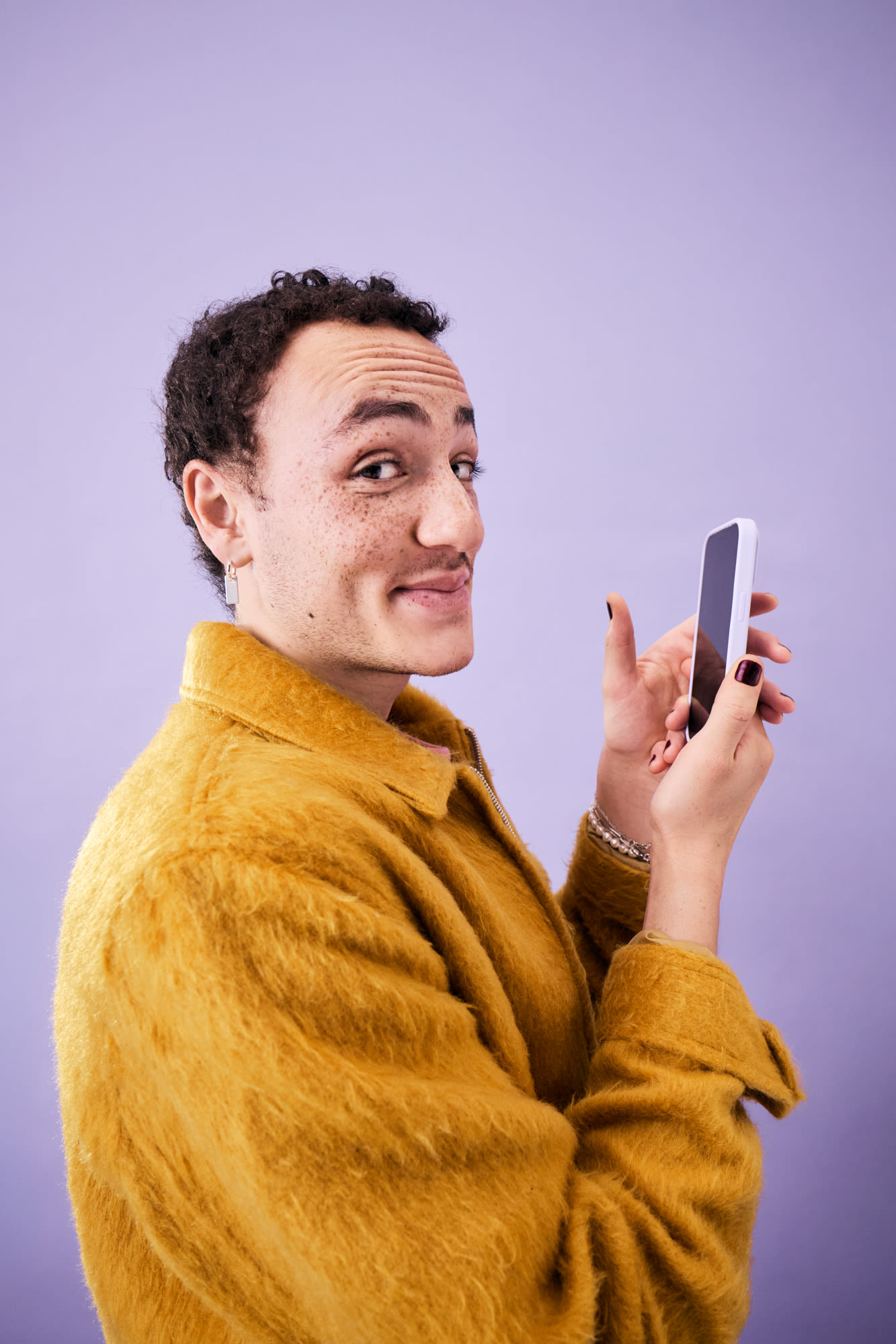 Mann sucht die Informationen auf seinem Handy – Was ist die Empfängerüberprüfung?