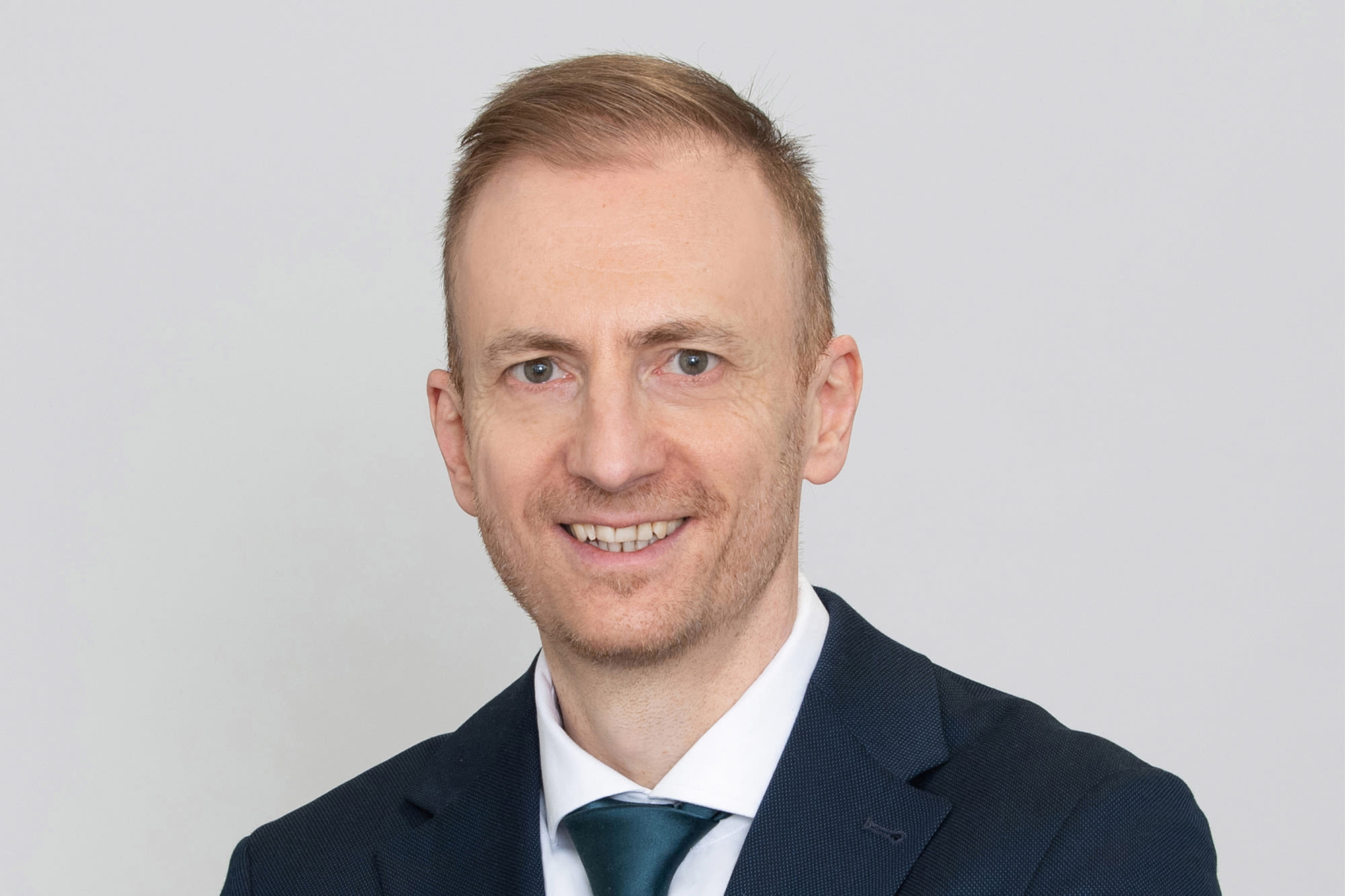 Günther Oswald in blauem Anzug