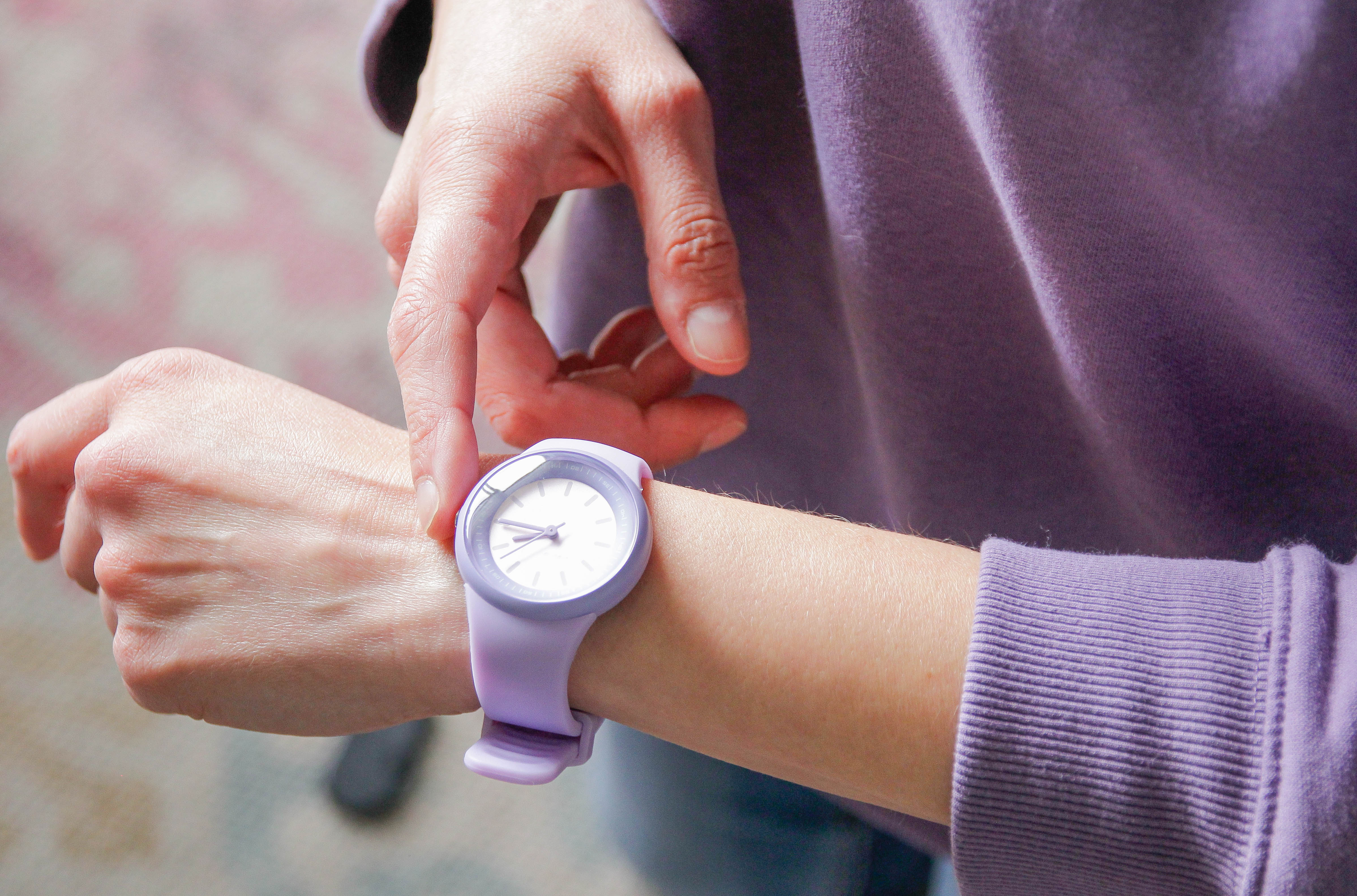 Dame mit pinker Uhr - Neue Schalteröffnungszeiten