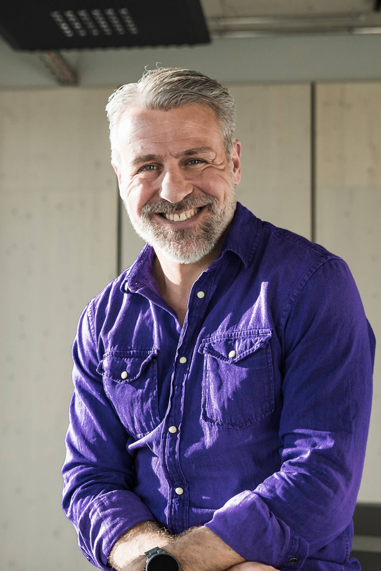 Mann in violettem Hemd – persönlicher Fondsservice der BKS Bank. Mann in violettem Hemd – persönlicher Fondsservice der BKS Bank.