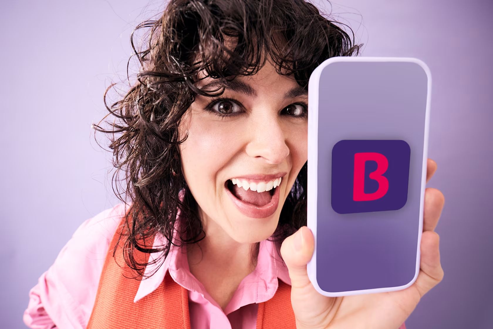 Frau zeigt ein Smartphone mit der BKS App – BKS Bank