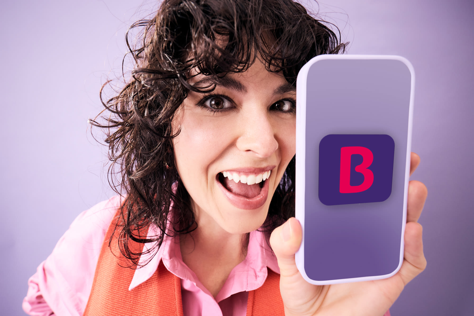 Frau zeigt ein Smartphone mit der BKS App – BKS Bank Frau zeigt ein Smartphone mit der BKS App – BKS Bank