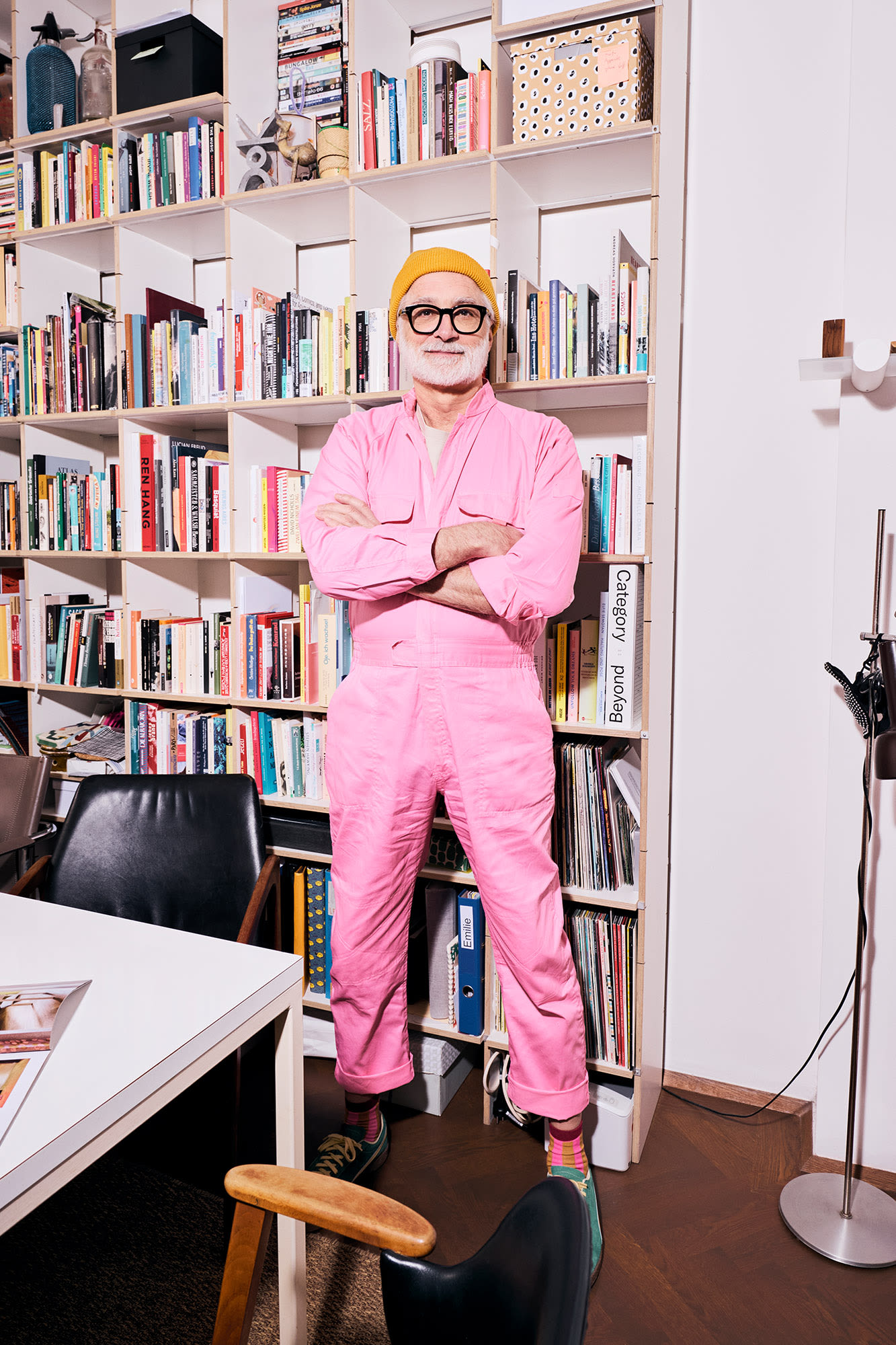 Lächelnder Mann mit rosa Jumpsuit und verschränkten Armen - Silberkredite bei der BKS Bank Lächelnder Mann mit rosa Jumpsuit und verschränkten Armen - Silberkredite bei der BKS Bank