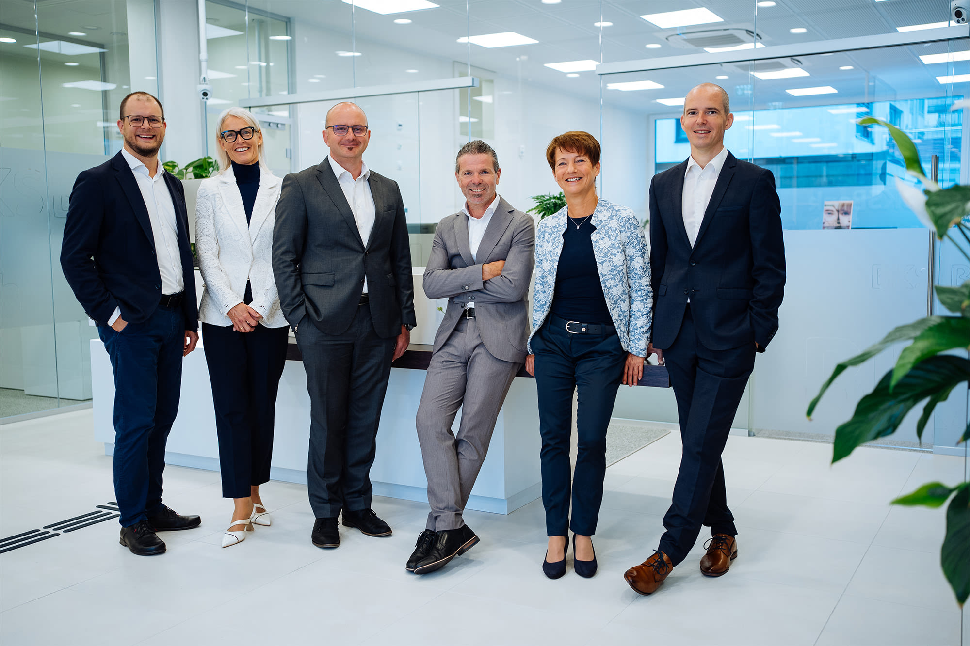 Filialleiter Norbert Zach mit seinen Mitarbeitern in der BKS Bank Filiale Völkendorf.