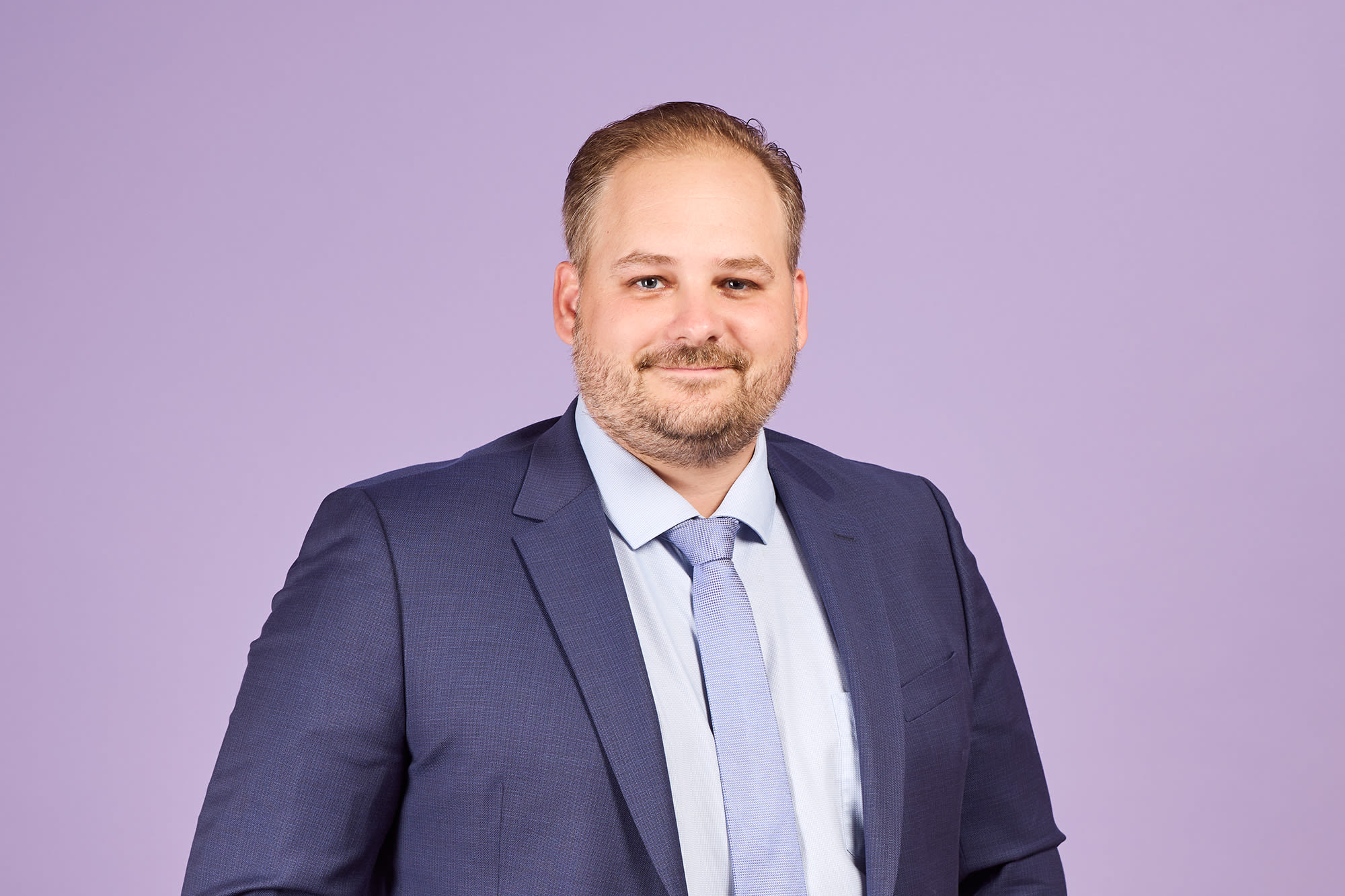 Daniel Kranawetter im blauen Anzug Daniel Kranawetter im blauen Anzug