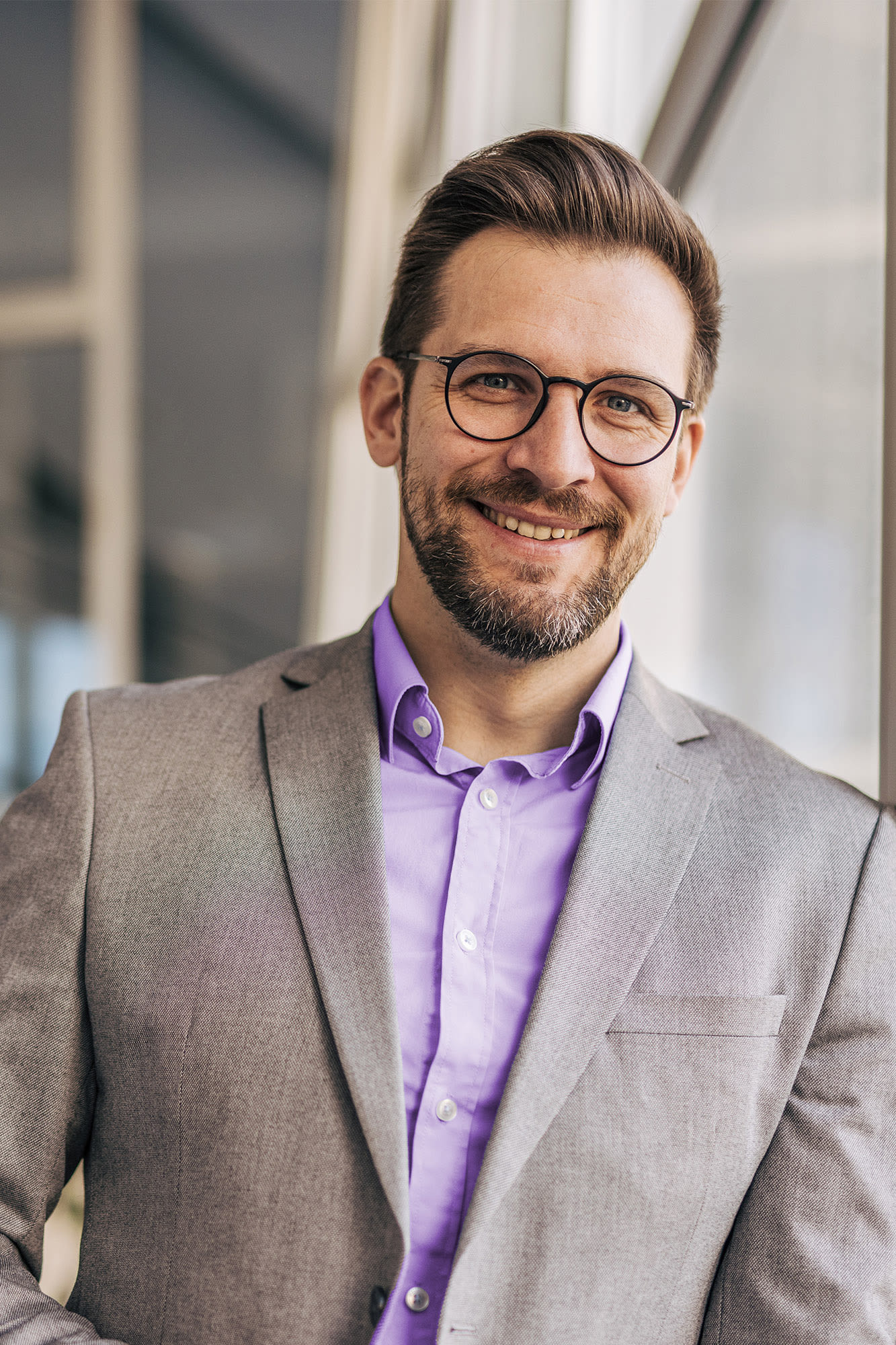  Geschäftsmann im modernen Büro – mit BKS Bank Garantien sicher in die Zukunft investieren.