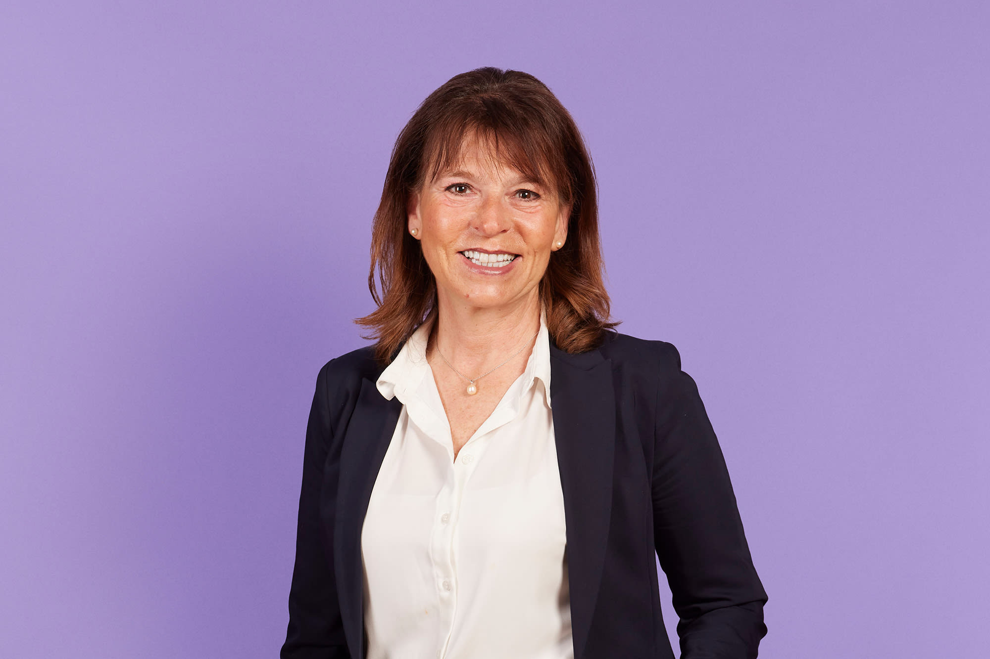 Mikula Bernadette im schwarzen Anzug Mikula Bernadette im schwarzen Anzug