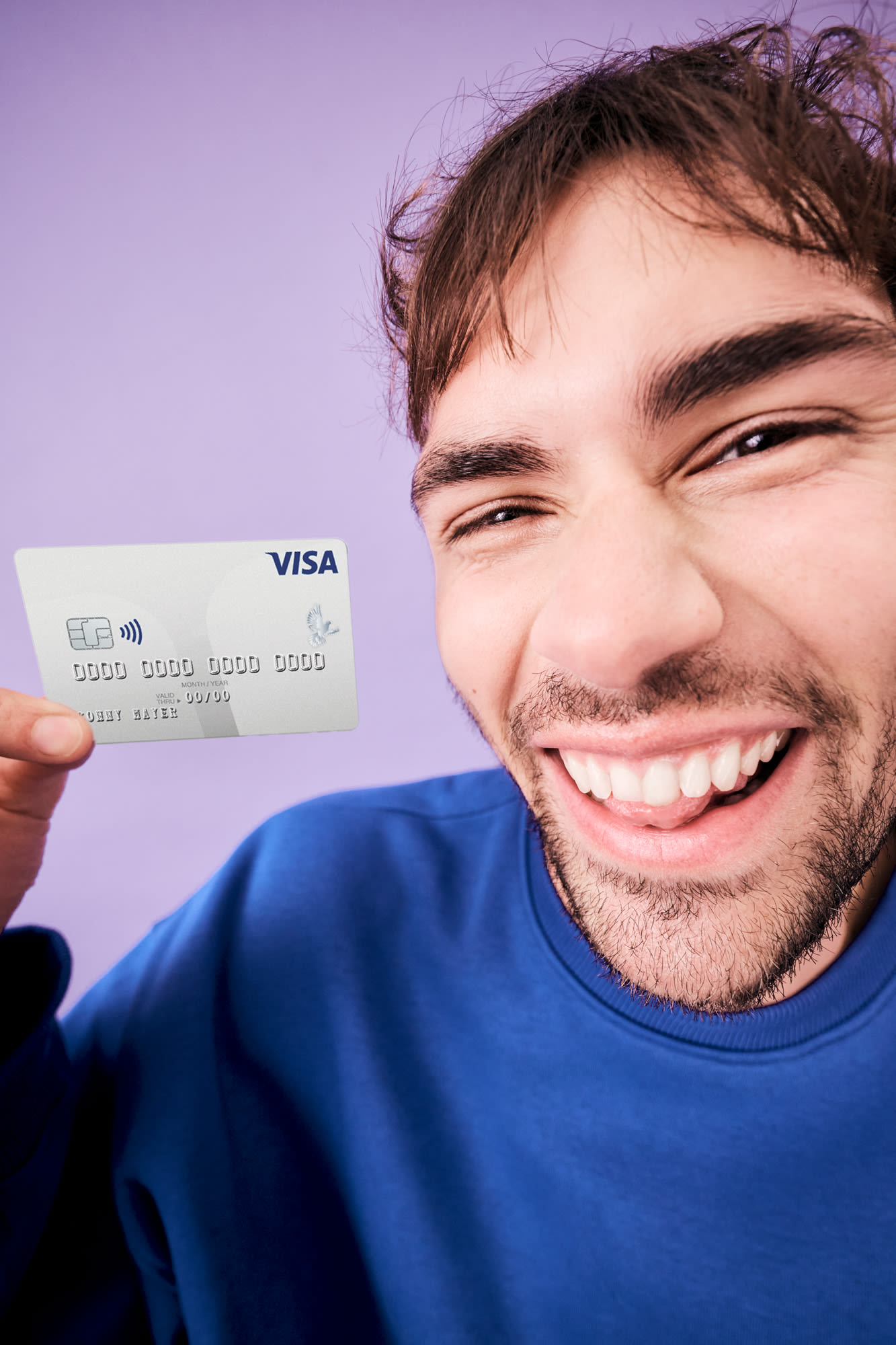 Mann mit VISA-Karte vor lila Hintergrund – BKS Prepaid Visa: volle Kostenkontrolle, maximale Flexibilität. Mann mit VISA-Karte vor lila Hintergrund – BKS Prepaid Visa: volle Kostenkontrolle, maximale Flexibilität.